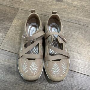 Ryka Tan Women's Flats with Leaf Pattern 9W